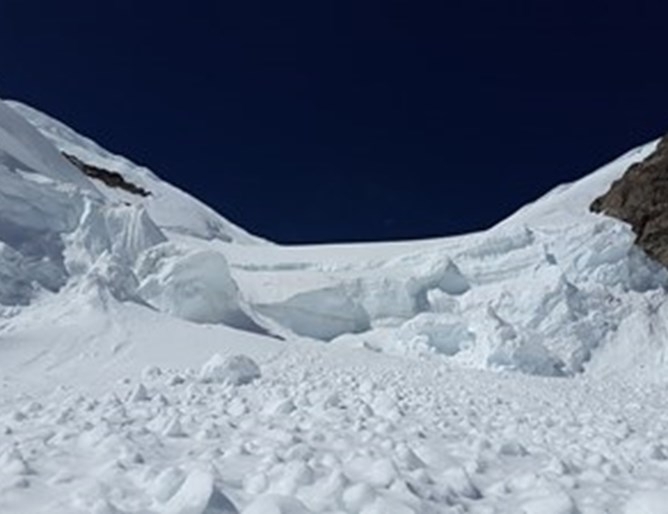 Спасена е алпинистка която заедно със свой приятел е била затрупана