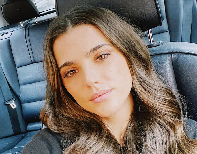 Зашеметителна актриса с намек за зарязалия я безмилостно голмайстор /снимки/