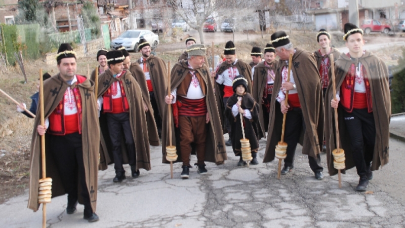 За запазване на традицията Коледуване в Зверино на 24 12 2020г