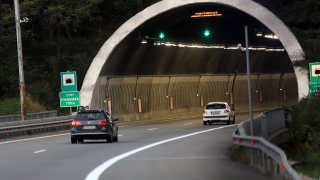 Движението в тунел Ечемишка от км 41 580 до км 42 892