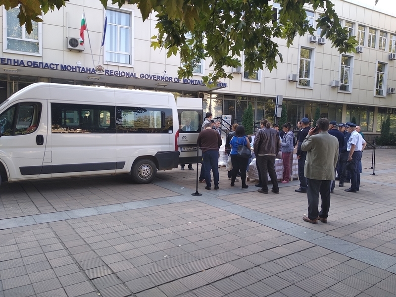 Изборните бюлетини за вота на 27 октомври пристигнаха с ескорт