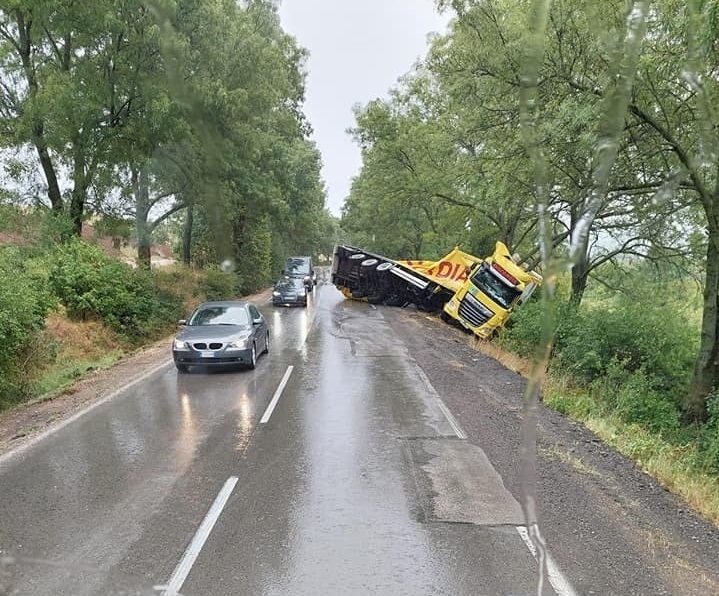 Мокрото време взе преди минути първа жертва по пътищата в