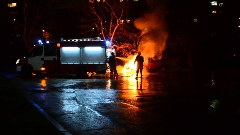 Два автомобила пламнаха като факли във Враца съобщиха от областната