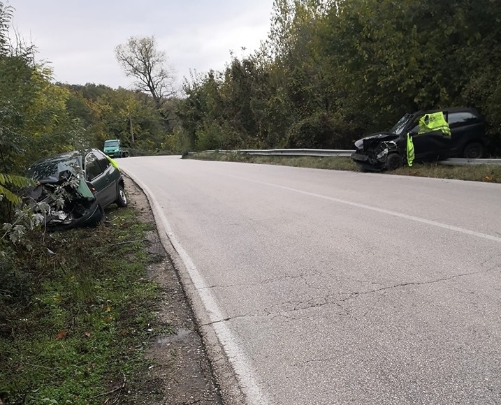 Пореден инцидент! Дете е в болница след катастрофа между две коли във Видинско /снимки/
