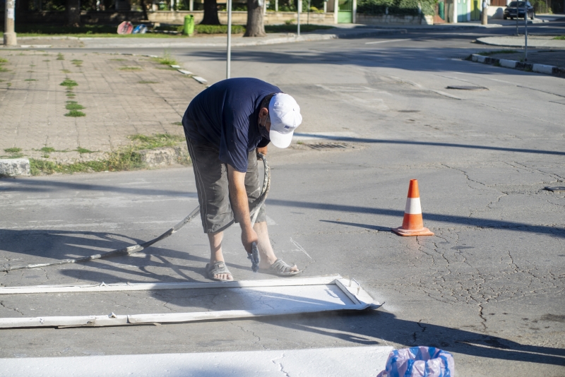С цел подобряване безопасността на движението от днес започна полагането
