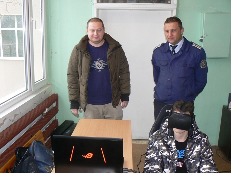 Пътни полицаи от Видин гостуваха на ученици от местната езикова