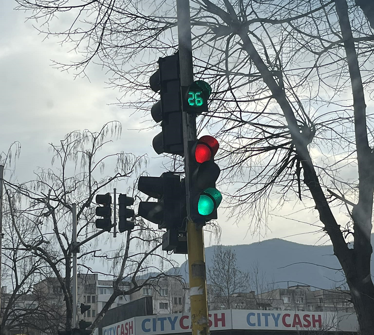 Внимание, опасност! Светофар свети едновременно в зелено и червено във Враца, въпрос на време е да стане най-лошото /снимка/