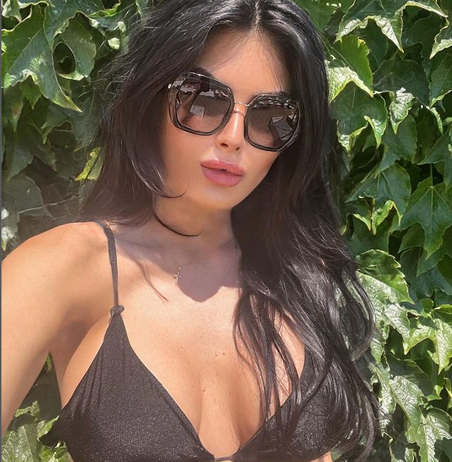 Мис България 2020 се пече без горнище и едва ли