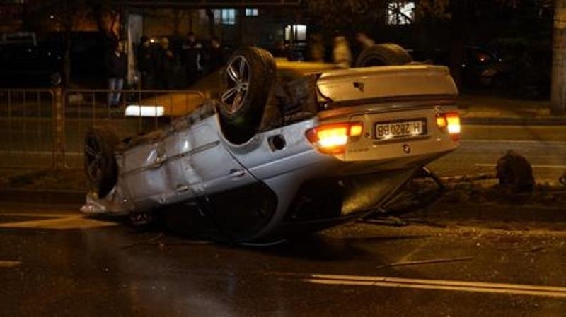 Млад шофьор и спътничката му са пострадали при катастрофа в