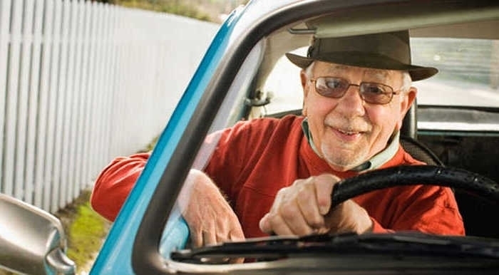 Възрастен мъж без книжка е бил заловен зад волана на