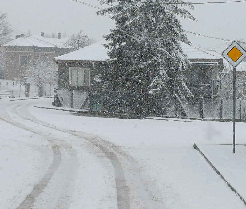 Значителна снежна покривка вече е натрупала в някои места от