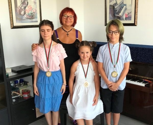 Трима млади талантливи пианисти от Враца възпитаници на прекрасния клавирен