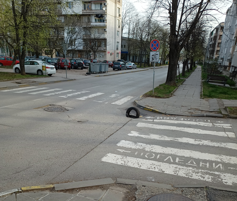 Огромна дупка представлява опасност за шофьорите във Враца научи BulNews