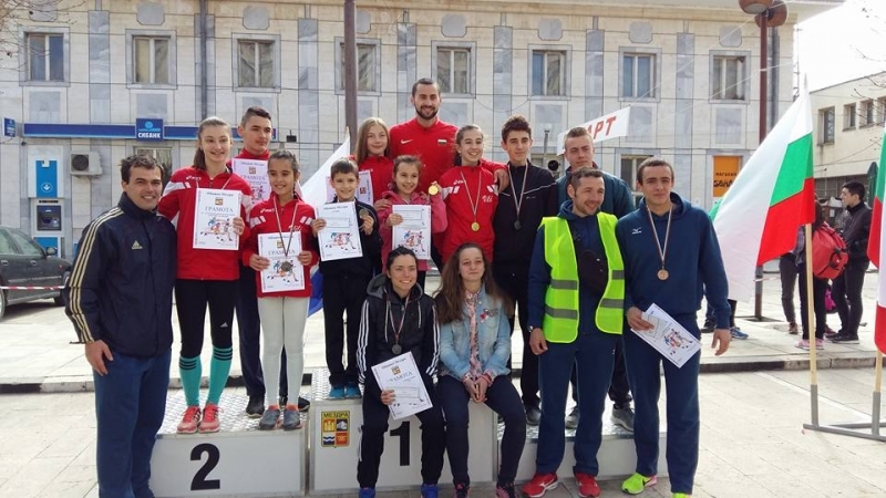 192 участници от 15 атлетически 1 футболен клуб и 4