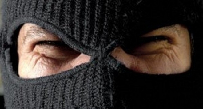 Бандит е обрал старица след като посред бял ден влязъл