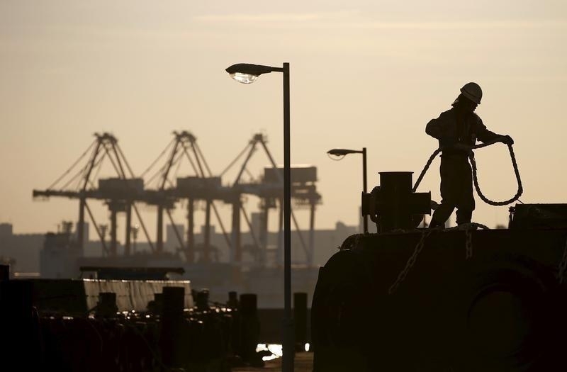 Мъж облечен в костюм на приказен герой в увеселителен парк