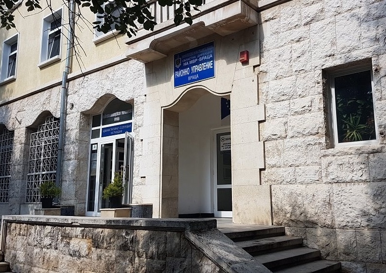 Среднощен масов бой между шестима полицаи и десетина пияни мъже