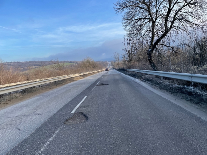 Огромни кратери зейнаха по международен път Е-79 между Враца и