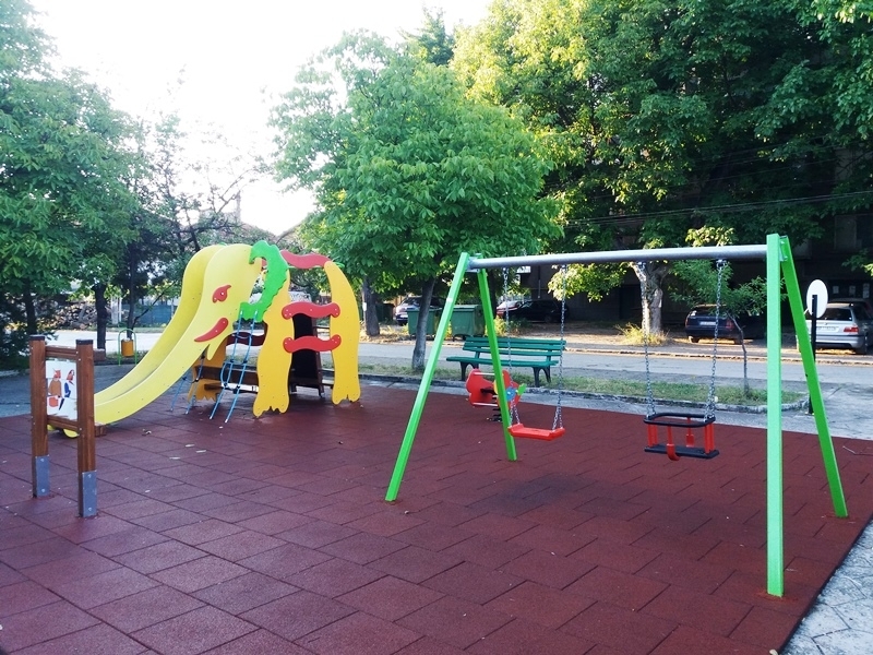 Нова модерна детска площадка радва децата на Мездра и техните