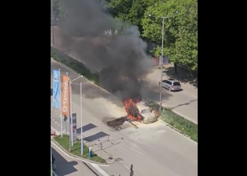 БМВ пламна край бензиностанция във Видин научи агенция BulNews Случаят е