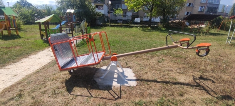 Специализирана детска люлка тип везна за деца със специални нужди