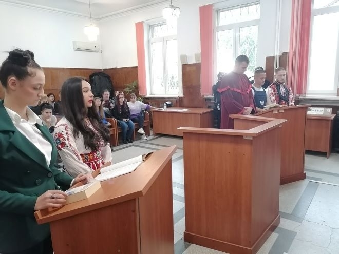 В Районен съд – Враца се проведе симулативен съдебен процес по откъс от романа „Железният светилник“ /снимки/