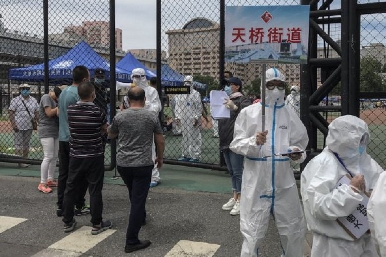 Китайската столица Пекин постави няколко квартала под карантина заради рязък