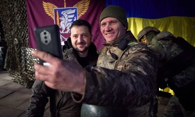 Президентът на Украйна Володимир Зеленски посети войските в източната част