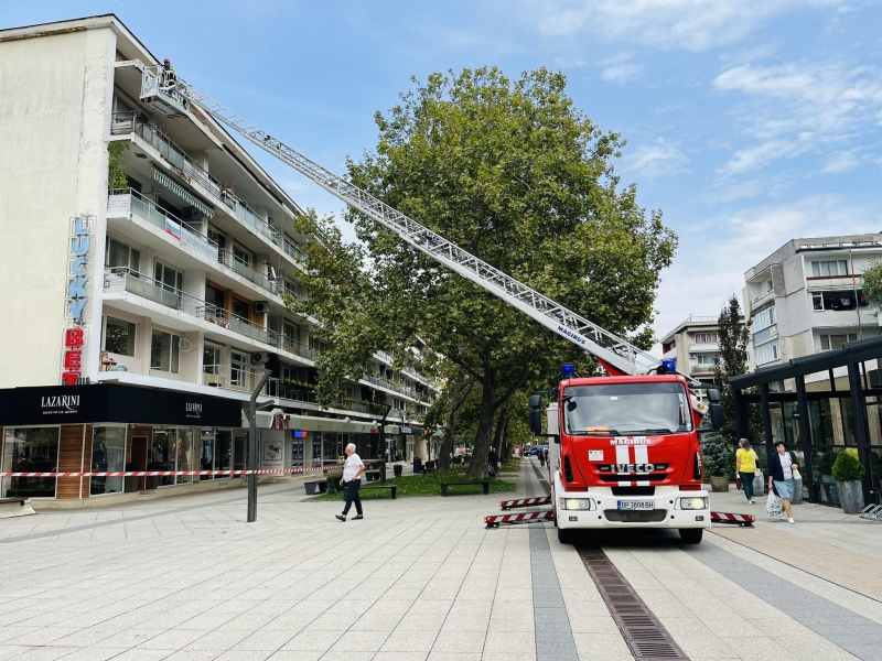 От последните минути! Извънредна ситуация вдигна накрак пожарникари в центъра на Враца /снимки/