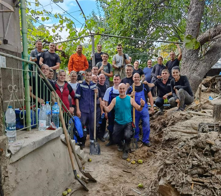 Пожарникари от Враца помагаха на бедстващите хора след бедствието в