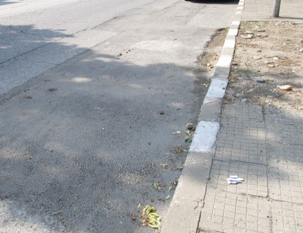 Лек автомобил се е ударил в два паркирани автомобила и