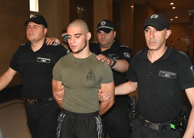 Прокурорският син от Перник остава зад решетките