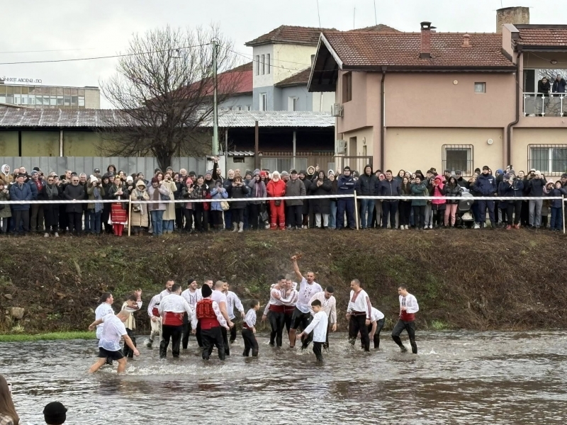 Ивайло Тодоров хвана Богоявленския кръст в Монтана Той участва в