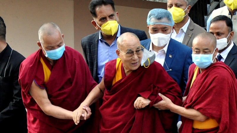 Публична изява на Далай Лама скандализира социалните мрежи, предаде АФП.
На