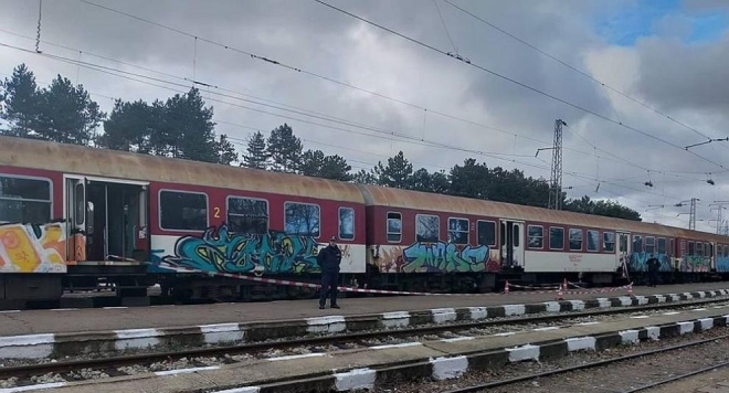 Съдът решава окончателно дали да остави в ареста двамата обвинени