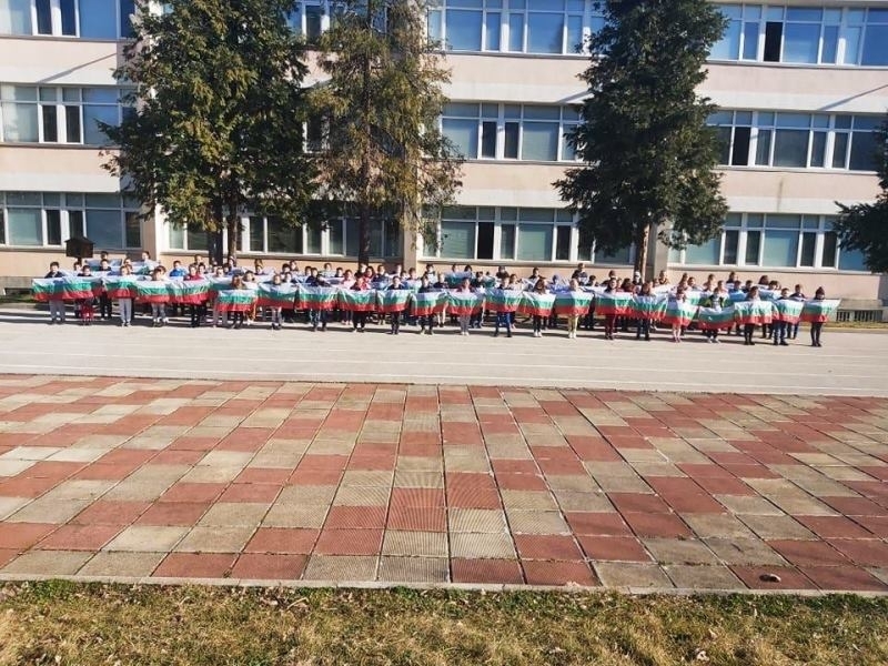 Над 500 първокласници получиха българското знаме и послание от кмета