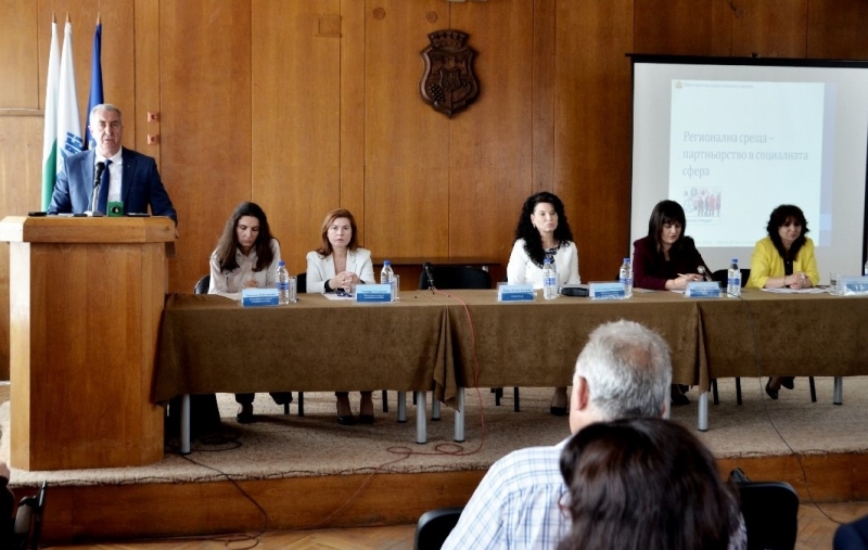 Заместник министърът на труда и социалната политика д р Султанка Петрова посети