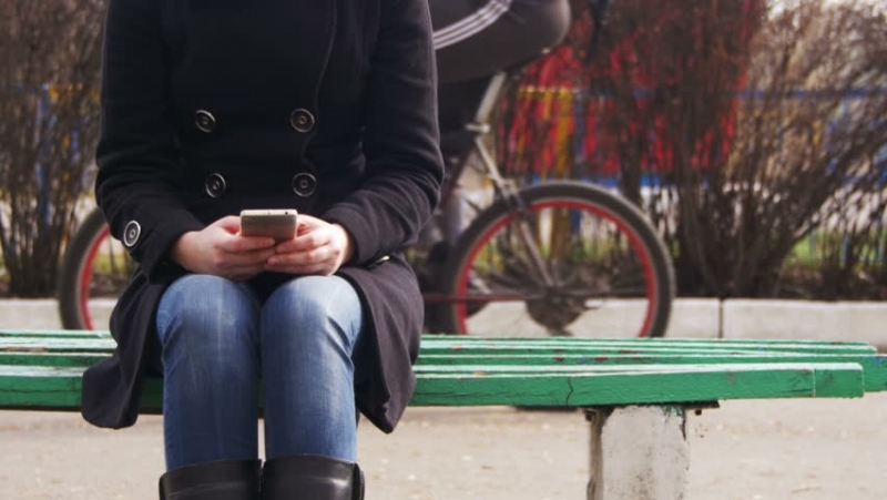 Баба открадна телефон от 16 годишно момиче в Монтана съобщиха от