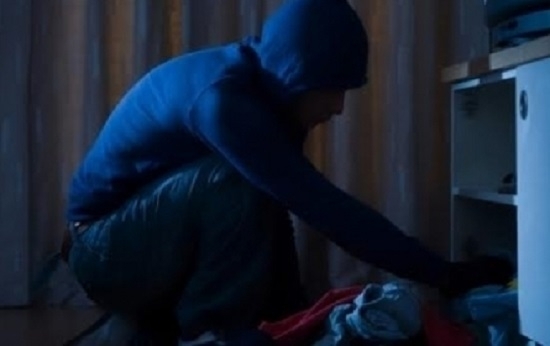 Бандит задигна над 5 бона от къща в Лом