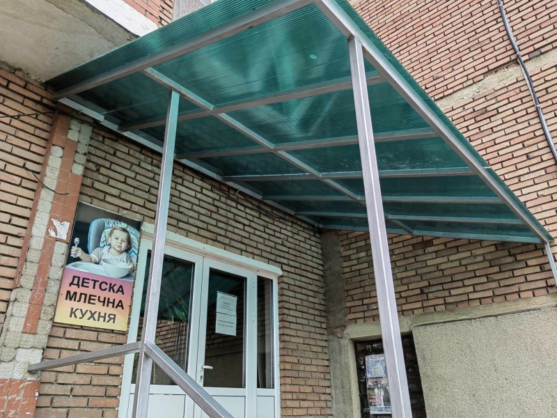 Със средства от общинския бюджет служители на Общинско предприятие Чистота