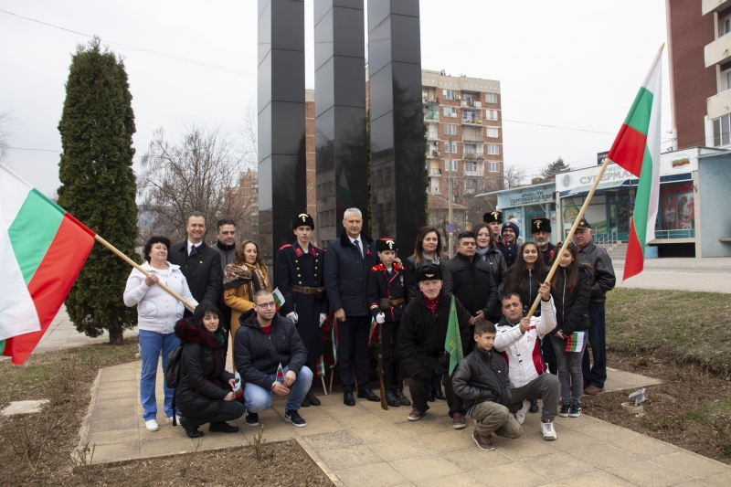 С тържествено издигане на националния трибагреник от кмета на община