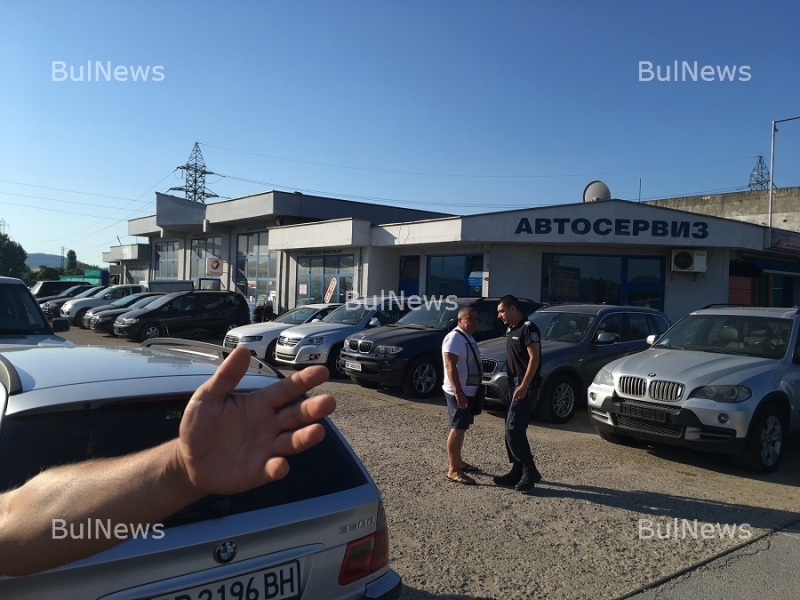 Извънредно! Въоръжен грабеж във Враца, удариха автокъщата на Пандо /снимки/