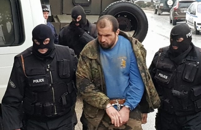 Общо 80 полицаи са участвали в акцията за задържането на