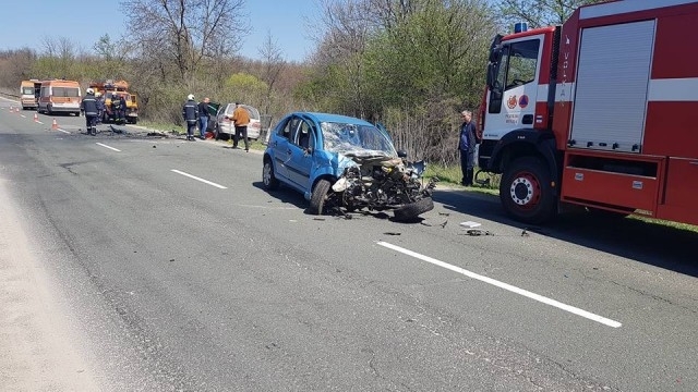 Тежък пътен инцидент между тир и лек автомобил наложи цялостното
