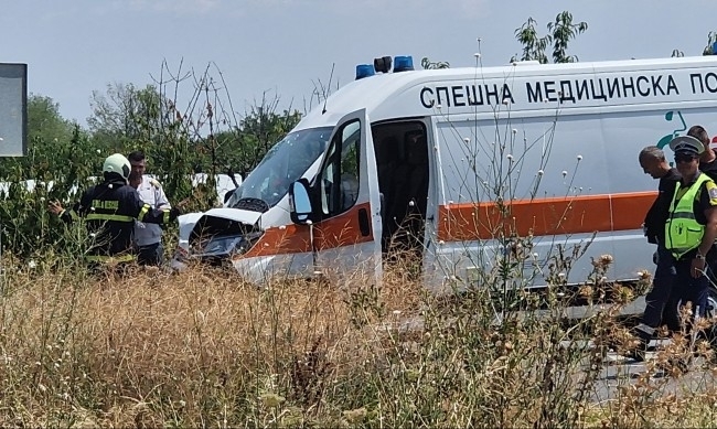 Тежка катастрофа между кола и линейка стана край Сливен двама