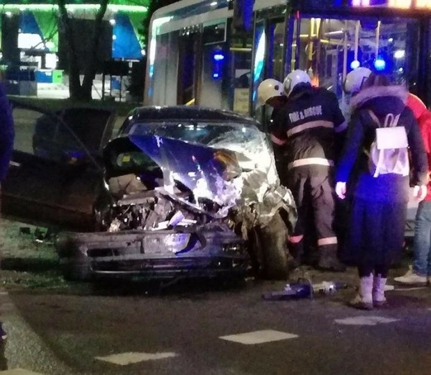58 годишна пътничка в автобус пострада след като лека кола се удари