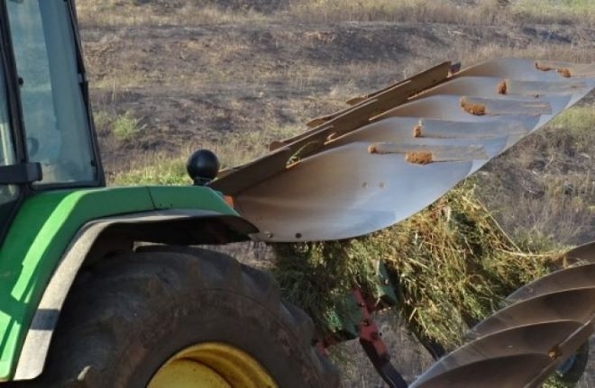 Пипнаха водачи подкарали нередовни мотопед и трактор във Врачанско съобщиха