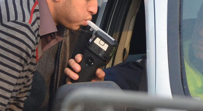 Полицаи са хванали подпийнал мъж зад волана в Оряхово съобщиха