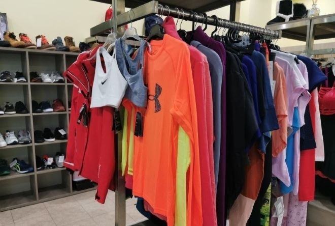 Иззеха стоки с лого на защитени марки от търговец в