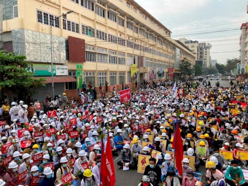 Хиляди противници на извършения на 1 февруари в Мианма военен
